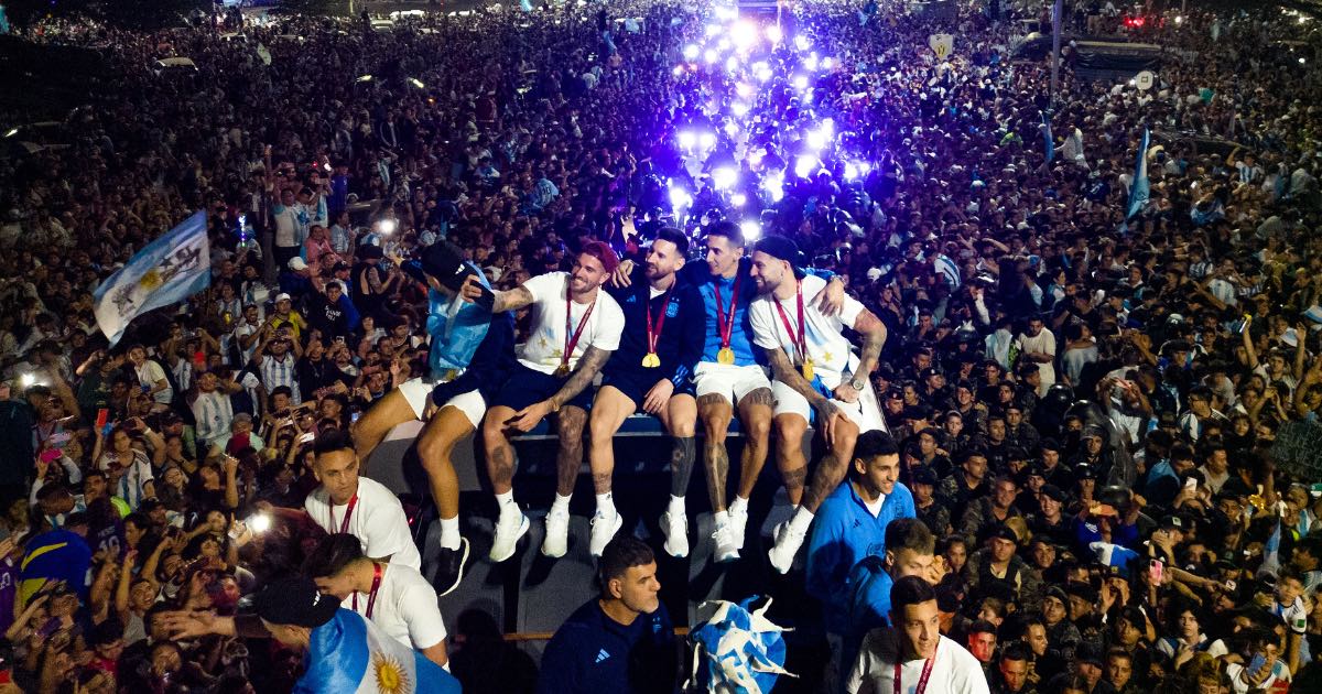 World Cup winners begin victory parade among euphoric Argentines